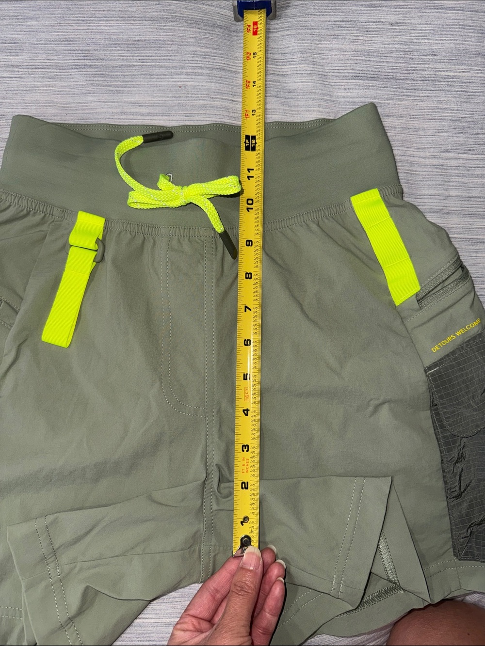 Lululemon Women’s Multi-Pocket Cargo High-Rise Hiking Shorts (5") in Olive Green - Picture 10 of 14
